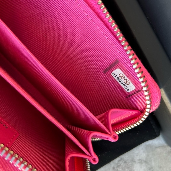 CHANEL Enamel CC Logo Quilted Coin Wallet Card Holder - Picture 12 of 13